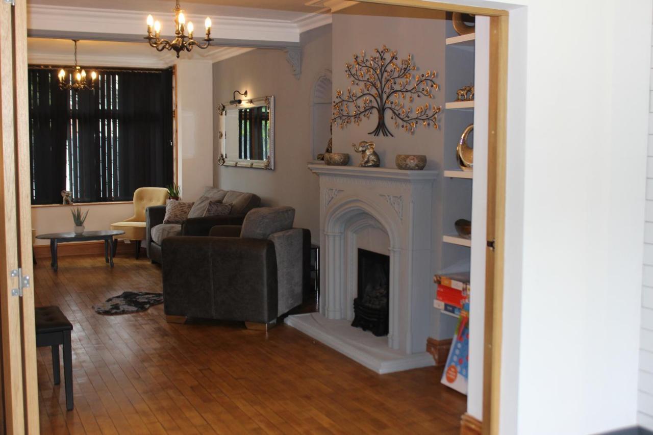 Modern Spacious House - Sleeps 16, Free Parking, Sun Terrace Nuneaton Eksteriør bilde