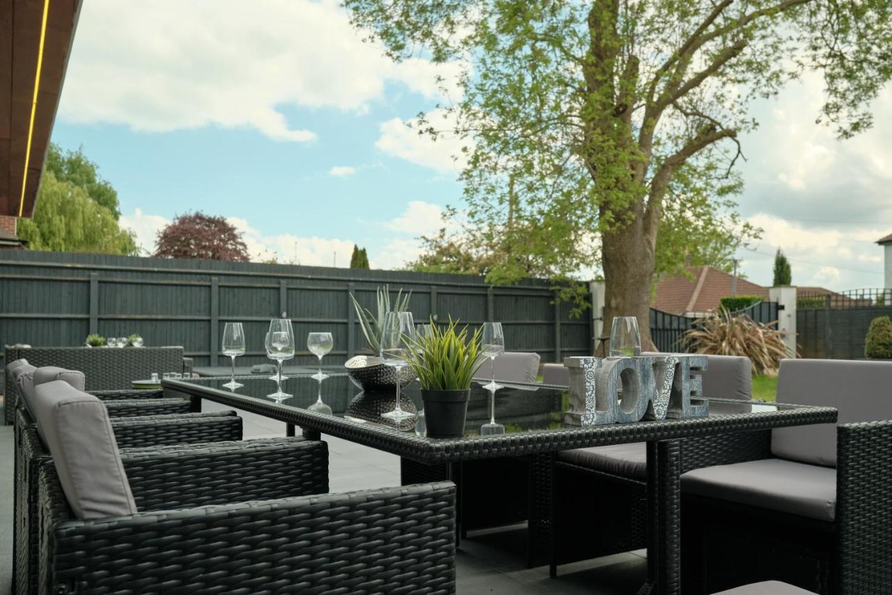 Modern Spacious House - Sleeps 16, Free Parking, Sun Terrace Nuneaton Eksteriør bilde