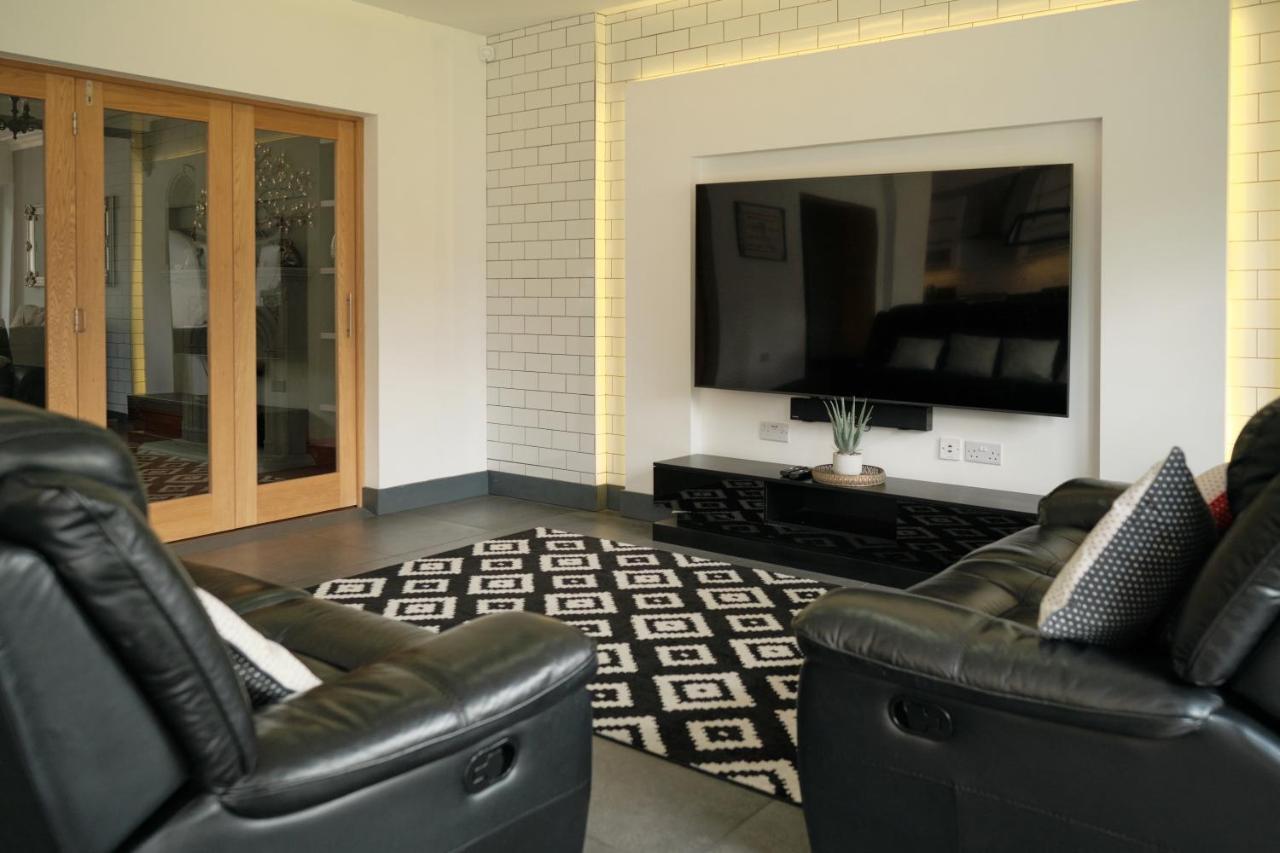 Modern Spacious House - Sleeps 16, Free Parking, Sun Terrace Nuneaton Eksteriør bilde