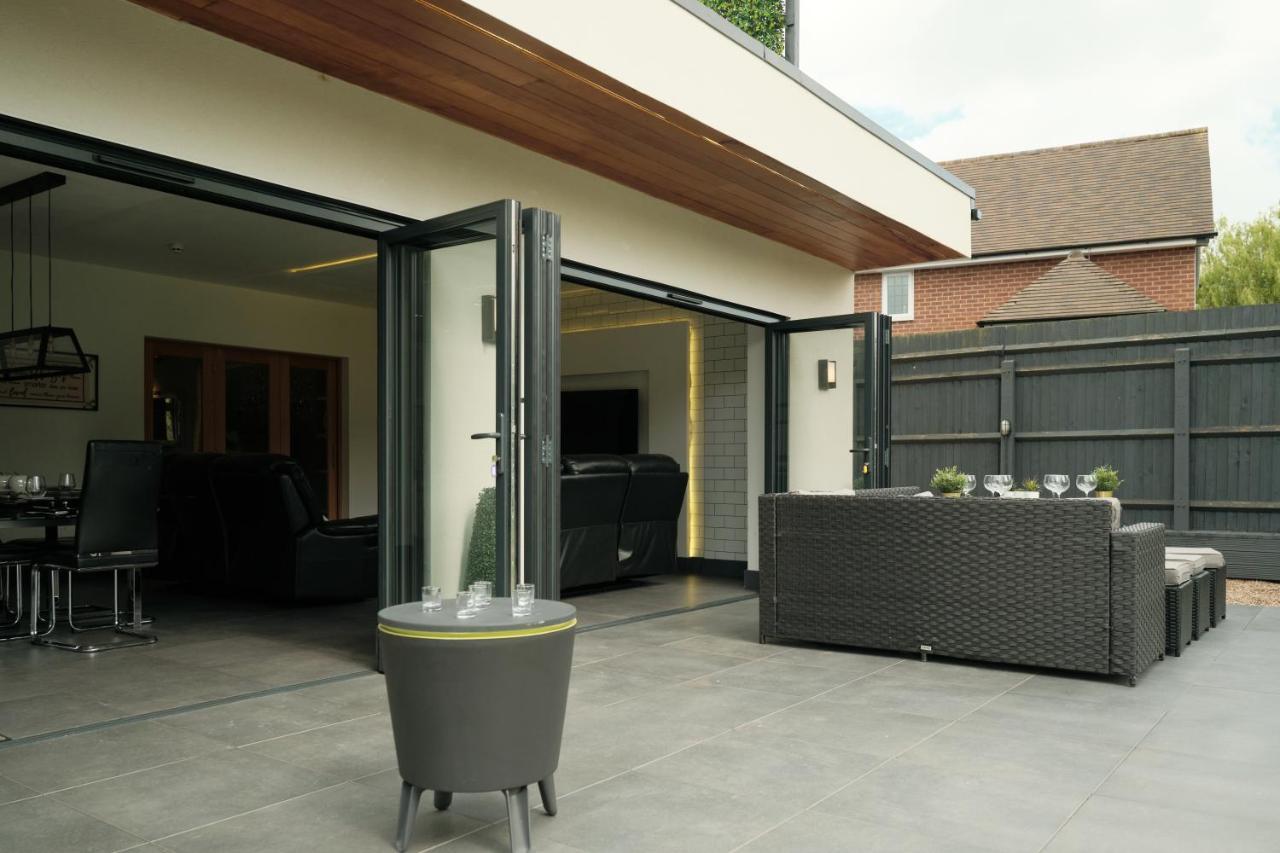 Modern Spacious House - Sleeps 16, Free Parking, Sun Terrace Nuneaton Eksteriør bilde